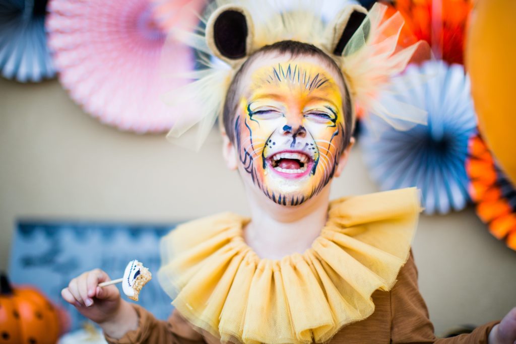 Niño disfrutando en una fiesta de disfraces de carnaval en Galicia