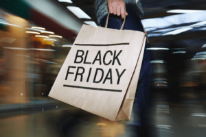 Persona comprando en el Black Friday 2022 en centro comercial
