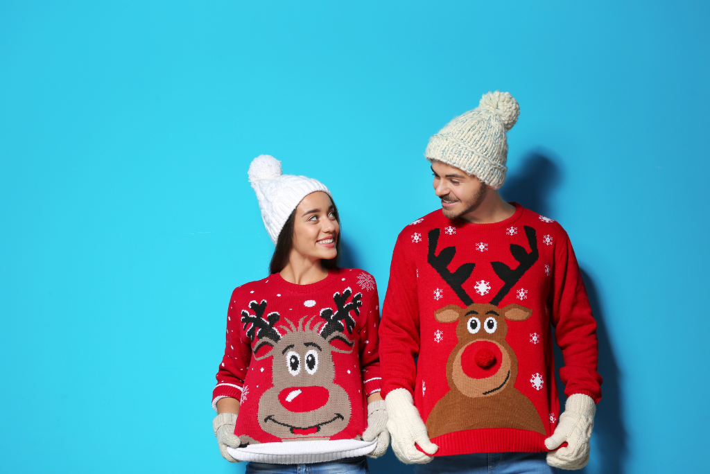Dos personas hablando sobre tradiciones navideñas en el día del Ugly Christmas Sweater day
